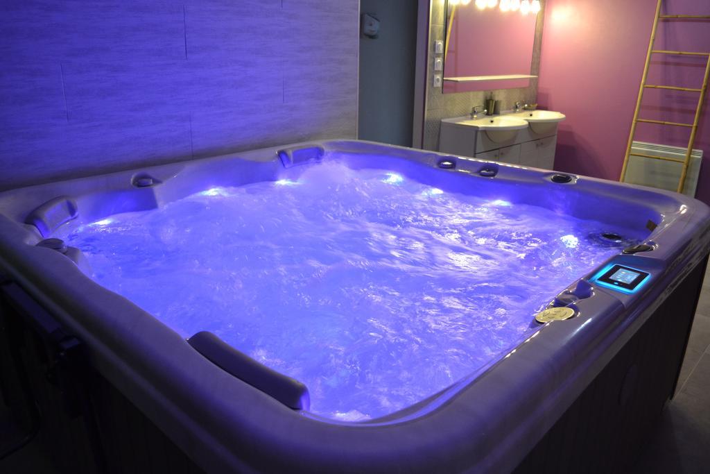 Au Coeur Du Bien-Etre, Gite Avec Piscine Chauffee Et Couverte, Spa, Sauna, Massages Monteaux Екстер'єр фото